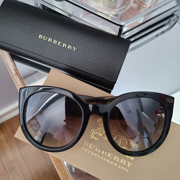 **SOLD** Burberry Sunglasses - Picture 1 of 5